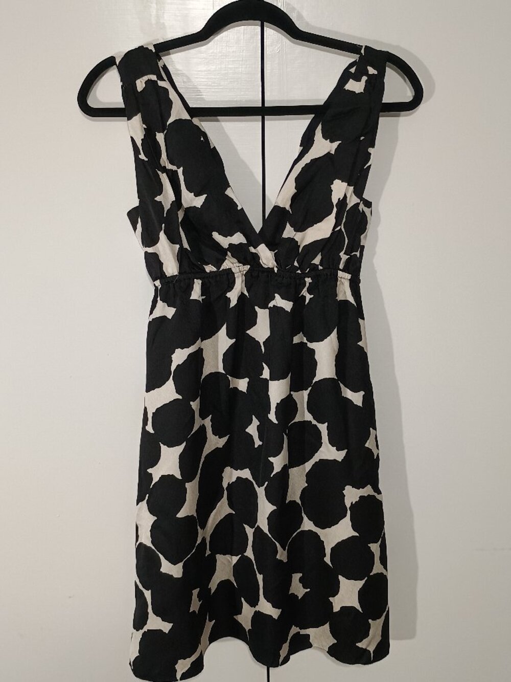 Alice & Trixie XS Black Ivory Abstract Print 100% Silk Sleeveless V-Neck Dress - Picture 3 of 8